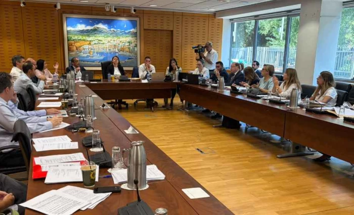 Προσλήψεις στο Δημόσιο: Η Βουλή επιδιώκει να «φρενάρει» την αύξηση της βαρύτητας της συνέντευξης